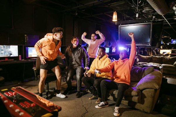 Comment élaborer une intrigue multijoueur captivante dans un jeu de rôle massivement multijoueur?